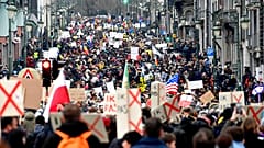 Fahnen statt Gesichtsmasken - Demonstrationen gegen Covid-Regeln