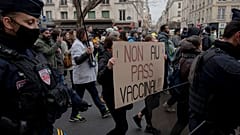 Во Франции вступают в силу "вакцинные пропуска" и новые запреты для непривитых от коронавируса