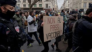 Во Франции вступают в силу "вакцинные пропуска" и новые запреты для непривитых от коронавируса