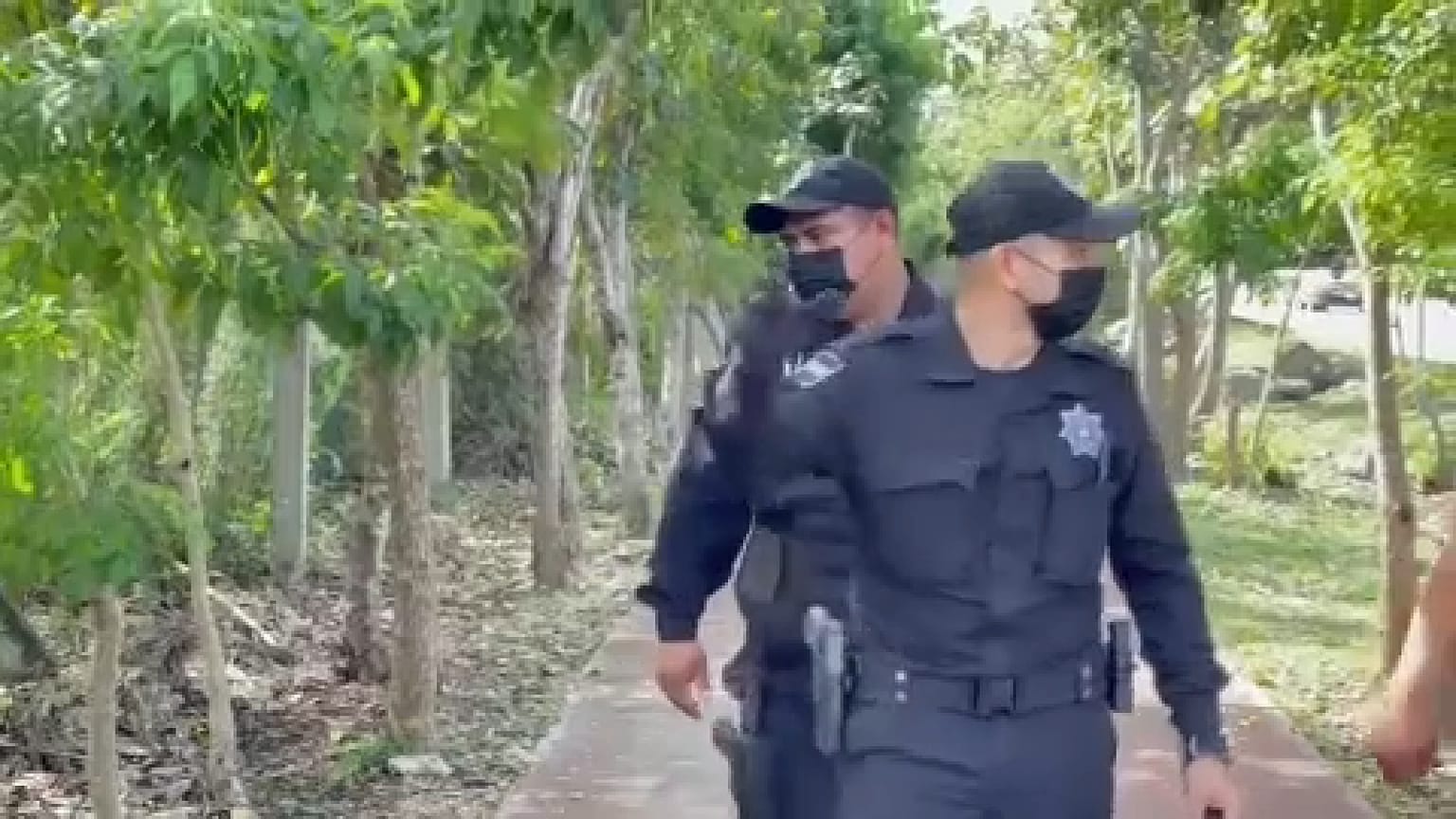AP/ Policías mexicanos buscan al autor de las muertes