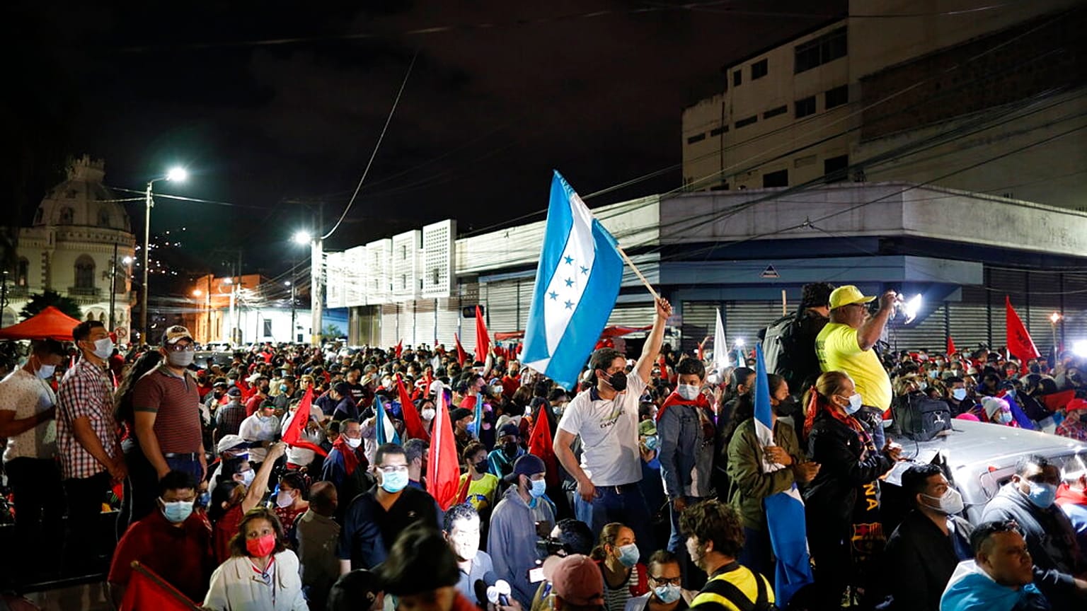 Miles de personas protestan frente al parlamento contra la polémica elección de su Junta Directiva con los votos de 18 disidentes del partido de Xiomara Castro