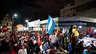 Miles de personas protestan frente al parlamento contra la polémica elección de su Junta Directiva con los votos de 18 disidentes del partido de Xiomara Castro