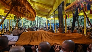 Des moines bouddhistes transportent la dépouille de Thich Nhat Hanh, célèbre maître zen, mort ce samedi à l'âge de 95 ans. - Hué (Vietnam), le 23/01/2022