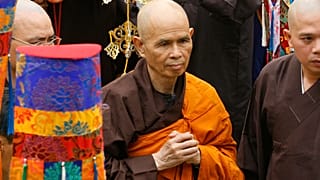 Miles de fieles en el funeral del monje budista Thich Nhat Hanh, 'padre' del mindfulness