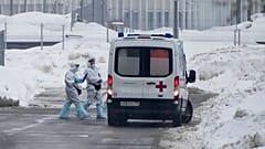 Карета "скорой помощи" у больницы "Коммунарка" в Москве