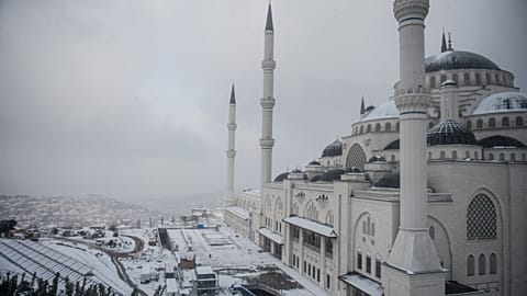 عاصفة ثلجية عنيفة تجتاح تركيا