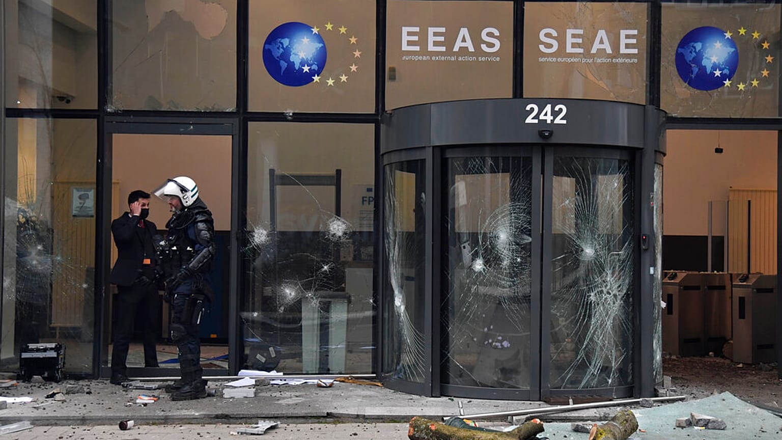 I danni provocati da alcuni manifestanti nel quartiere delle istituzioni europee a Bruxelles