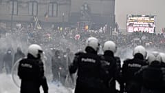 Противостояние полицейских и радикально настроенных демонстрантов в Брюсселе. 
