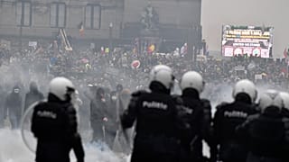Противостояние полицейских и радикально настроенных демонстрантов в Брюсселе. 