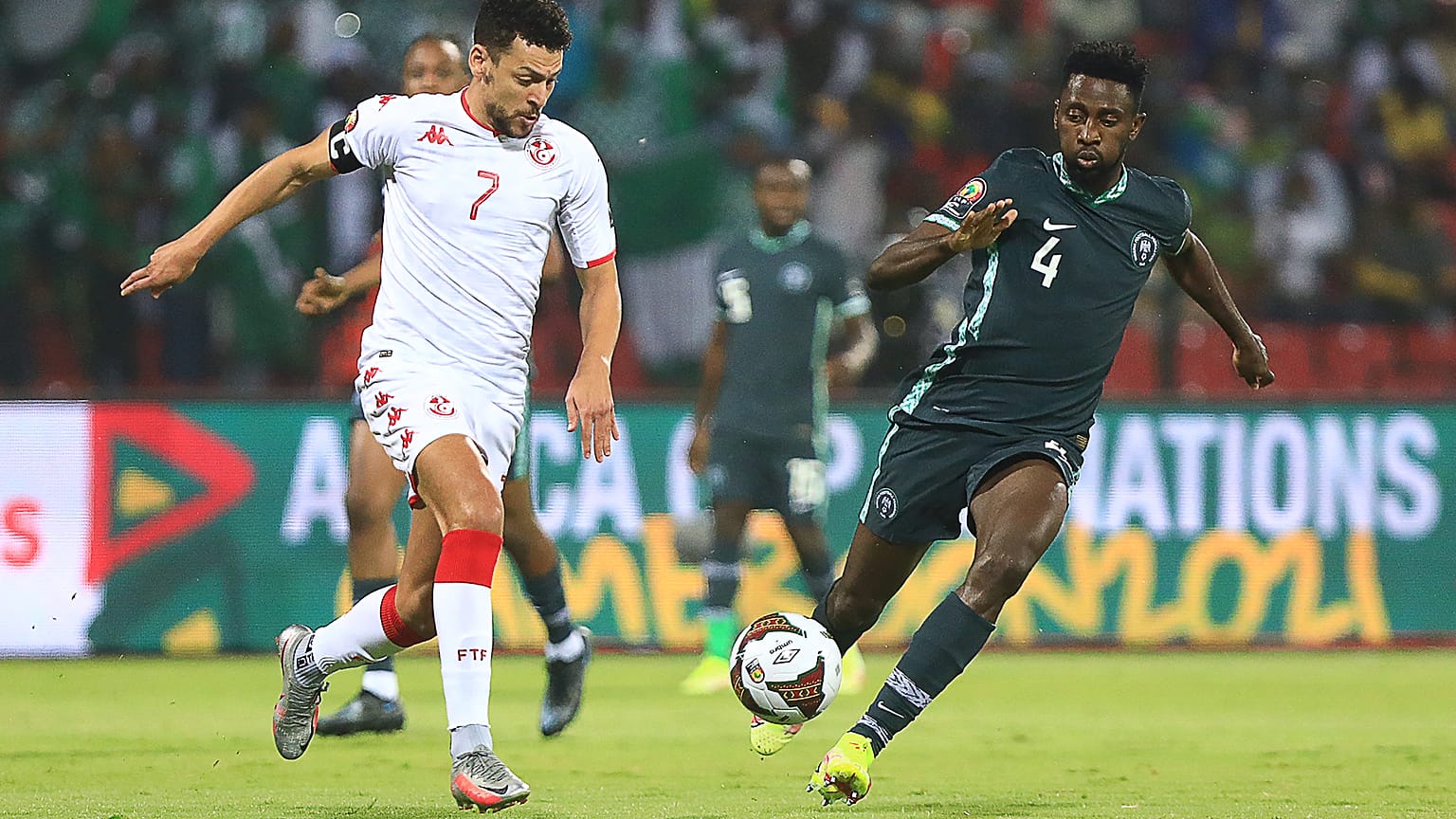 المهاجم التونسي يوسف المساكني أمام لاعب الوسط النيجيري ويلفريد نديدي خلال مباراة كأس الأمم الأفريقية 2021 لكرة القدم. 2022/01/23