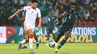 المهاجم التونسي يوسف المساكني أمام لاعب الوسط النيجيري ويلفريد نديدي خلال مباراة كأس الأمم الأفريقية 2021 لكرة القدم. 2022/01/23