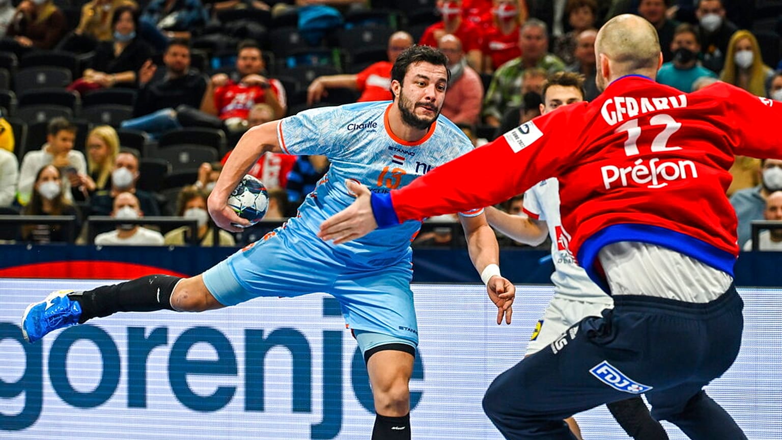 A holland-francia meccs január 20-án - háttérben a közönség soraiban többen maszk nélkül, vagy lehúzott maszkkal ülnek