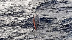 Le bateau renversé de l'aventurier Jean-Jacques Savin, au large des côtes portugaises. Photo de la marine portugaise le 23 janvier 2022