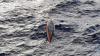 Le bateau renversé de l'aventurier Jean-Jacques Savin, au large des côtes portugaises. Photo de la marine portugaise le 23 janvier 2022