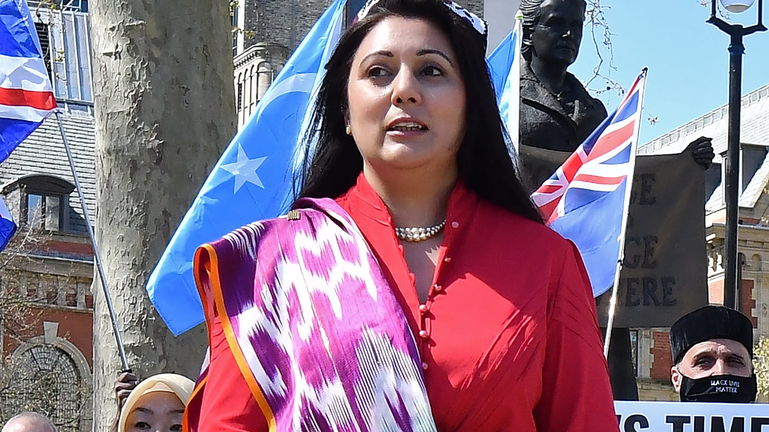 Die konservative Abgeordnete und frühere Staatssekretärin für Transport Nusrat Ghani trifft Demonstrierende der uigurischen Gemeinde, 22.4.2021