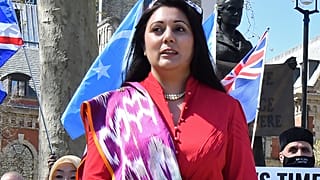 Die konservative Abgeordnete und frühere Staatssekretärin für Transport Nusrat Ghani trifft Demonstrierende der uigurischen Gemeinde, 22.4.2021