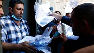 Des travailleurs gazaouis rendent leur demande de permis de travail en Israël à la chambre de commerce (photo prise en octobre 2021) 