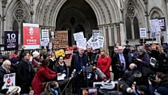Apoiantes do fundador da Wikileaks, incluindo a companheira Stella Morris, à porta do tribunal