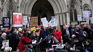 Apoiantes do fundador da Wikileaks, incluindo a companheira Stella Morris, à porta do tribunal
