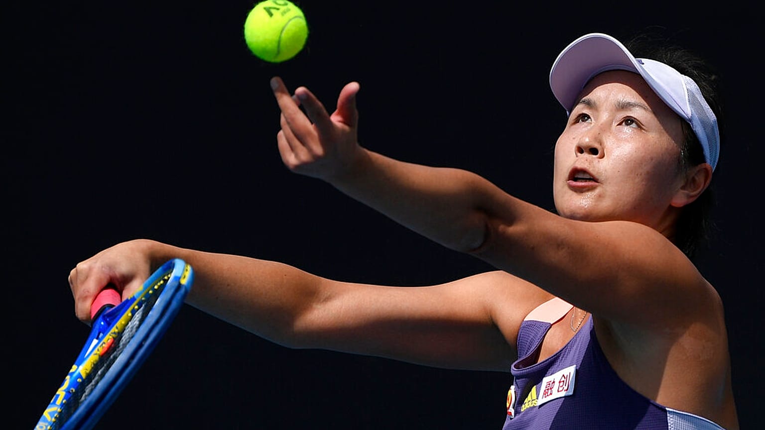 Aufschlag Peng Shuai bei den Australian Open im Januar 2020 im Erstrundenmatch gegen Nao Hibino 