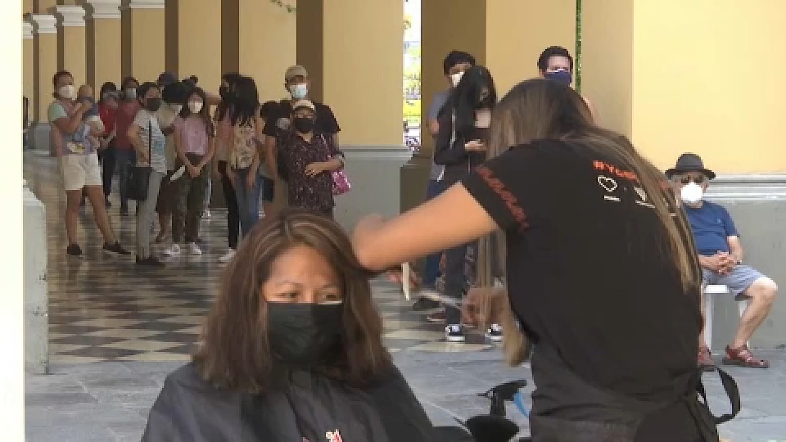 Una mujer dona su pelo para fabricar cilindros de contención