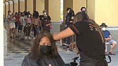 Una mujer dona su pelo para fabricar cilindros de contención