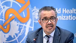 يتحدث المدير العام لمنظمة الصحة العالمية تيدروس أدهانوم غيبريسوس خلال مؤتمر صحفي في المقر الرئيسي لمنظمة الصحة العالمية في جنيف، سويسرا،  20 ديسمبر 2021