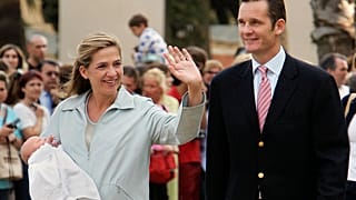 ARCHIVO - Iñaki Urdangarin, y la infanta Cristina de Borbón, muestran a su hija Irene, 8/6/2005, Barcelona, España