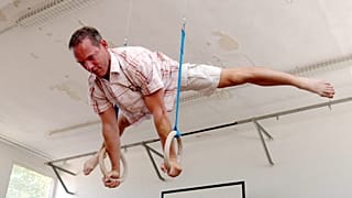 Pécs, 2010. június 10. Az olimpiai bajnok Csollány Szilveszter tornászról nevezték el a pécsi Vasasi Általános Iskola tornatermét