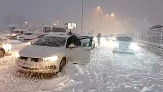 İstanbul D100 Karayolu'nda yolda kalan araçlar
