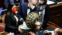 Parlamentsangestellte öffnen die Wahlurnen am Ende der 1. Wahlrunde im italienischen Parlament in Rom.
