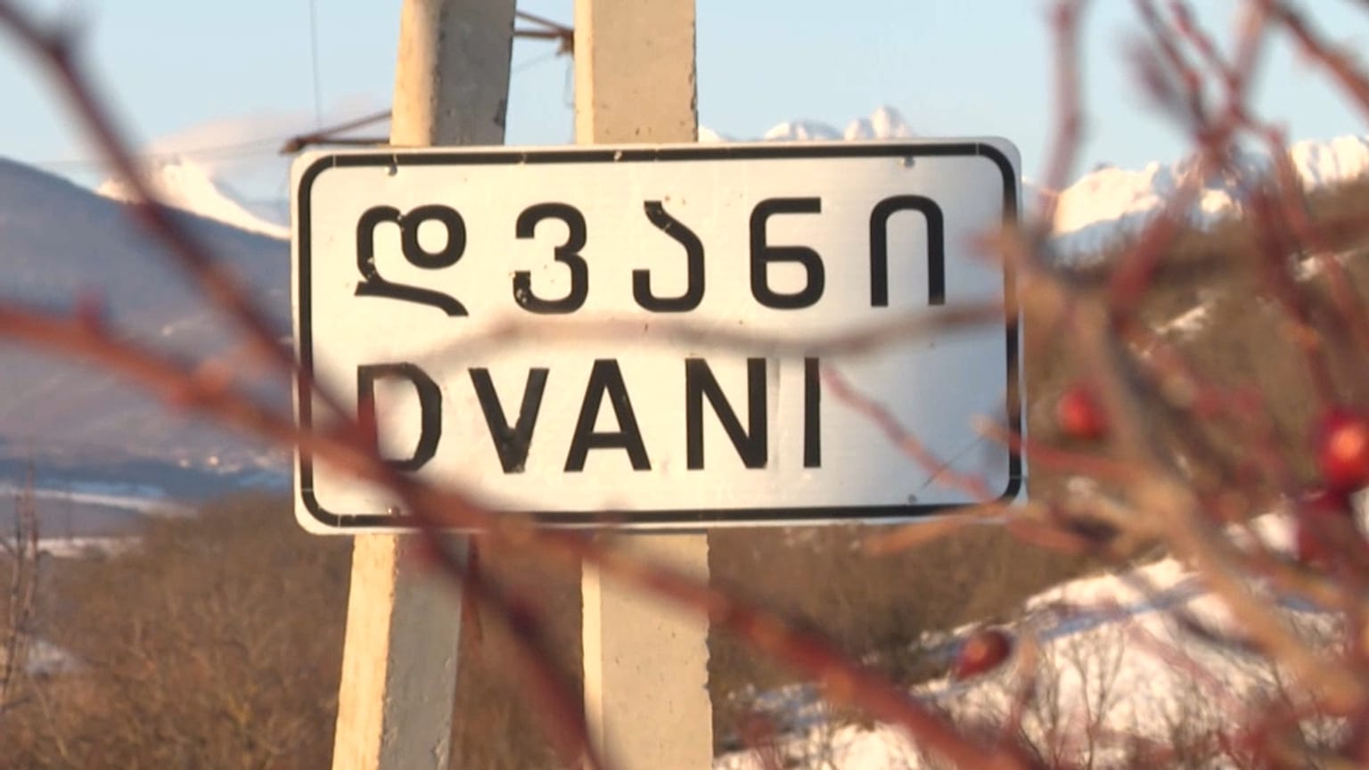 Il cartello stradale di Dvani. 