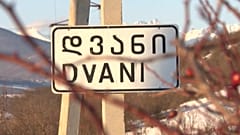 Il cartello stradale di Dvani. 