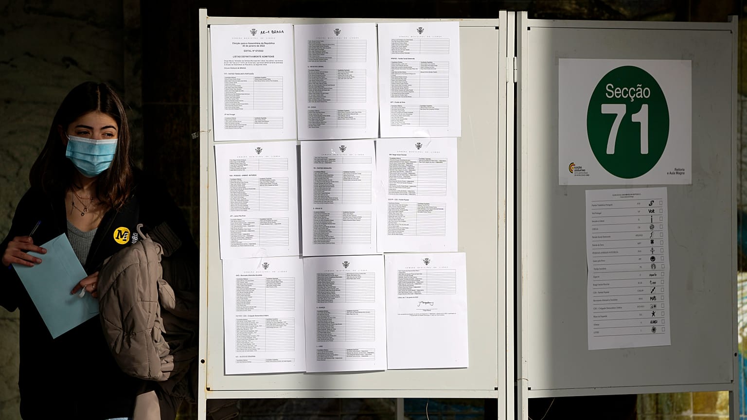 Une électrice vote par anticipation aux élections législatives portugaises, Lisbonne, Portugal le 23 janvier 2021