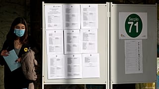 Девушка выходит из кабинки для голосования на участке для досрочного голосования на всеобщих выборах в Португалии в Лиссабонском университете, 23 января