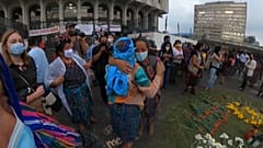Mujeres achí se abrazan tras conocer la sentencia