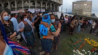 Mujeres achí se abrazan tras conocer la sentencia