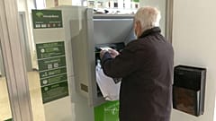 La imposición de medios tecnológicos al cliente va acompañada del despido de empleados bancarios.