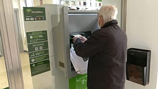 La imposición de medios tecnológicos al cliente va acompañada del despido de empleados bancarios.