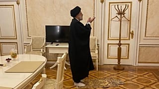 عکس منتشر شده از نماز ابراهیم رئیسی در کاخ کرملین، مسکو، روسیه