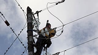 Συνεργείο επιχειρεί για την αποκατάσταση της ηλεκτροδότησης σε περιοχή της Αττικής