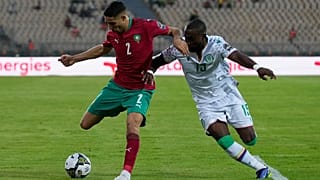 المغربي أشرف حكيمي يواجه بنجلود يوسف من جزر القمر خلال مباراة المجموعة الثالثة لكأس الأمم الأفريقية 2021 على ملعب أحمدو أهيدجو في ياوندي، 14 يناير 2022