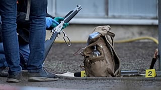 Сотрудники полиции собирают вещдоки на месте преступления