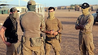 Mali'de Fransa donanmasına ait özel birlikler Takuba güçlerine sahada eğitim verirken