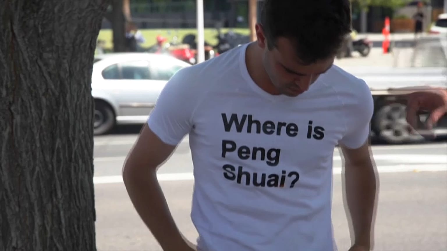Einer der Zuschauer in Melbourne mit dem zeitweise umstrittenen Slogan "Wo ist Peng Shuai?"