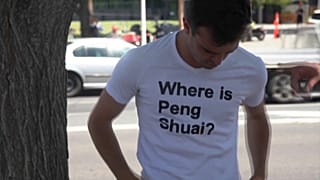 Activista se pone la camiseta con el mensaje "Where is Peng Shuai?"
