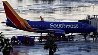 Weil sie ihre Maske zum Wasser trinken abgenommen hat, habe man sie des Flugzeugs verwiesen, sagte eine Frau und verklagt Southwest vor Gericht.