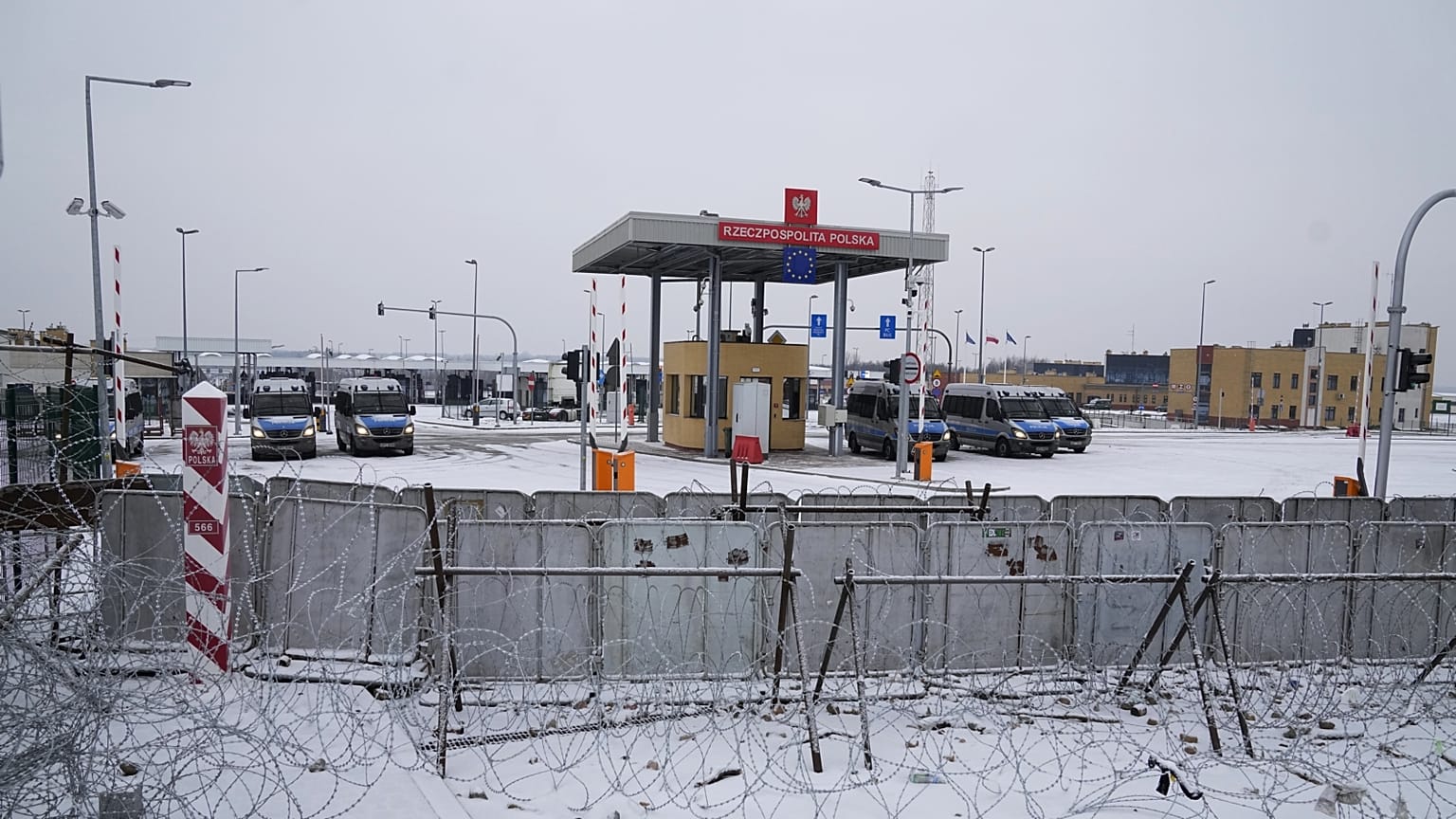 A kuznicai átkelő a lengyel-belorusz határon: ráerősítenek