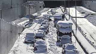 Eingeschneite Autobahn in Athen