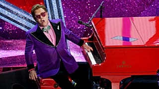 Elton John aplaza dos conciertos en Dallas al dar positivo por COVID-19